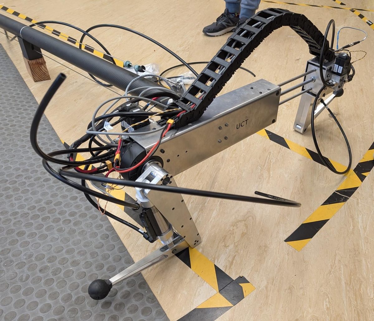 Kemba, the hybrid pneumatic-electric quadruped, on its boom